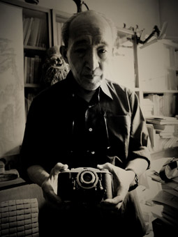  Wang Jingyao, husband of Bian Zhongyun, with the camera he used to photograph his wife’s body in 1966 after she was murdered by Red Guards, in Hu Jie’s documentary Though I Am Gone (2006)